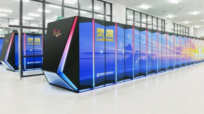 小米冲上公交站台致人受伤