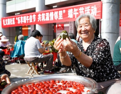 吴镇宇晒费曼王嘉尔合照